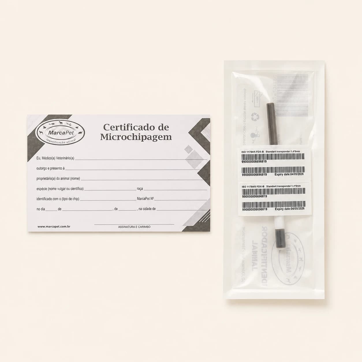 Microchip animal MarcaPet agulhado em embalagem esteril ao lado do certificado de microchipagem